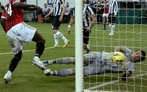 Indimenticabile, visto quello che ha comportato, il goal annullato ingiustamente a #muntari nella sfida decisiva per lo scudetto tra il #milan e la #juventus: Clamoroso a San Siro: Muntari segna, ma l'arbitro non ...