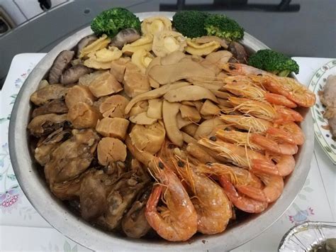 The chinese have been following this tradition for to the chinese, celebrating new year's eve dinner with the entire family is a necessity. Basin dish during Chinese New Year in Hong Kong. | Food ...