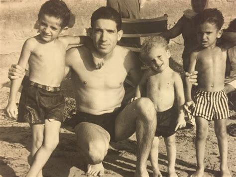 رحل منذ قليل الفنان القدير محمد جبريل، عن عمر 76 عامًا، وكان على آخر منشوراته على صفحته الشخصية على فيس بوك منشور عن حسن الخاتمة وذلك قبل رحيله بـ 3 أيام. نجل الفنان محمد عوض: والدى كان ينام ساعتين يوميا - قناة ...