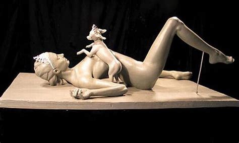 Angelina Jolie Al Desnudo En Una Estatua Infobae