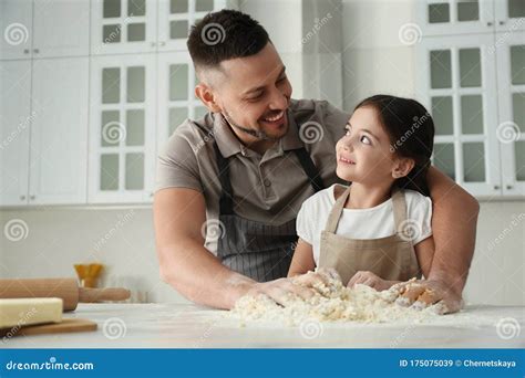 Cocina De Padre E Hija En La Cocina Imagen De Archivo Imagen De