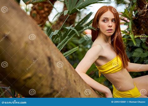 Splendida Donna Rossa Sexy Con Un Corpo Sottile In Un Elegante Bikini