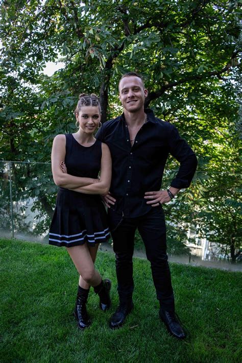 Yay burcu olan afra saraçoğlu eğitimine eskişehir anadolu üniversitesi'nde devam ediyor. Kerem Bürsin ve Afra Saraçoğlu İyi Oyun filminde | NTV