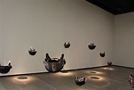Exposição da Yoko Ono mistura interatividade e temas críticos em suas obras