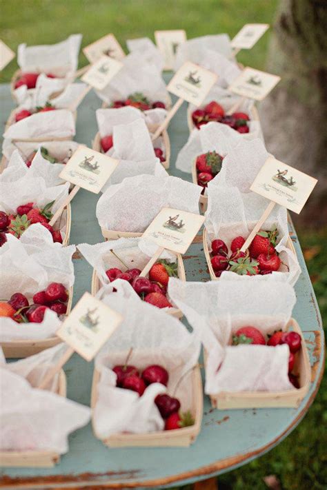 52 Edible Wedding Favors Your Guests Will Love