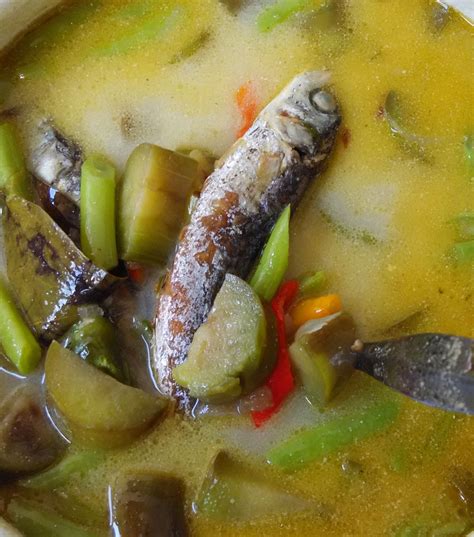 Karena rekomendasi menu hari ini ada nasi goreng merah, soto bandung dan kari udang. Sayur Lodeh pindang | YaNtiMaraGa'S BL0g.CoM