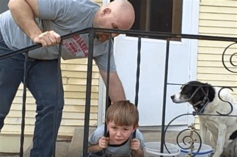 Aterrador Momento En Que Un Niño Tiene Atrapada Su Cabeza En Una Reja