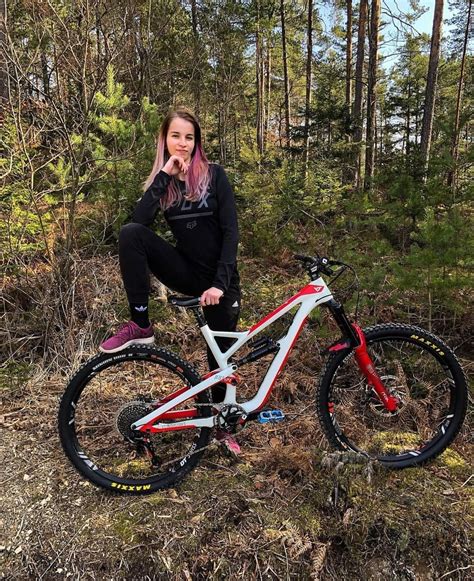 MTB Downhill Enduro BMX En Instagram Bike Or Girl I Would Take The Girl