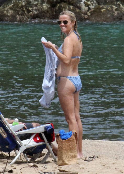 Reese Witherspoon On The Beach On Hawaii August Reese Witherspoon Photo Fanpop