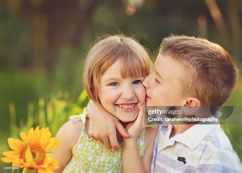 Brother Kissing Sister Stock Foto Getty Images