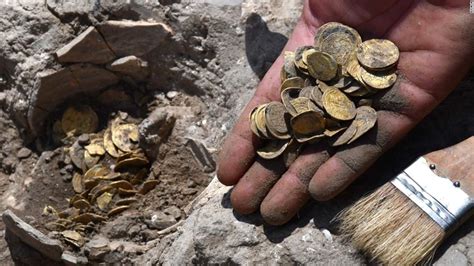 teenagers find treasure trove of 1 100 year old coins in israel old coins gold coins coins
