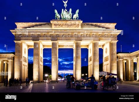 Das Wahrzeichen Der Brandenburger Tor Mit Flutlicht In Der Dämmerung In