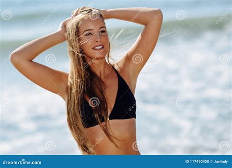 Junge Blondine Mit Schönem Körper In Der Badebekleidung Auf Einem Tropischen Stockfoto Bild
