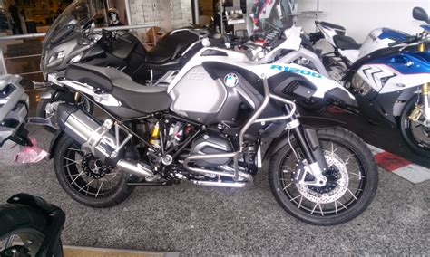 It is one of the bmw gs family of dual sport motorcycles. A mi aire : Mi nueva BMW R 1200 GS LC ADVENTURE
