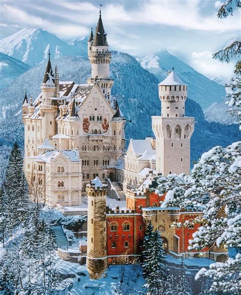 Le Magnifique Château De Neuschwanstein En Allemagne Recouvert De Son