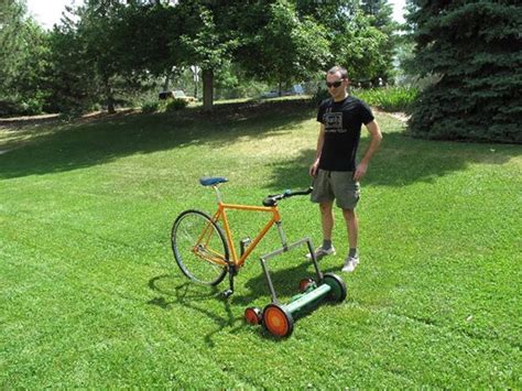 Une Roue Avant De Vélo Remplacée Par Une Tondeuse Pratique