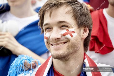 British Football Fan Smiling Cheerfully At Match — Clothing Sportive