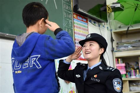 중국 충칭 아동보육원의 20대 ‘경찰 엄마