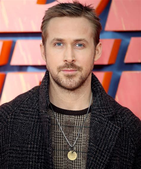 Ра́йан то́мас го́слинг — канадский актёр и музыкант. Ryan Gosling Is Wearing His Dog's Tag Around His Neck ...