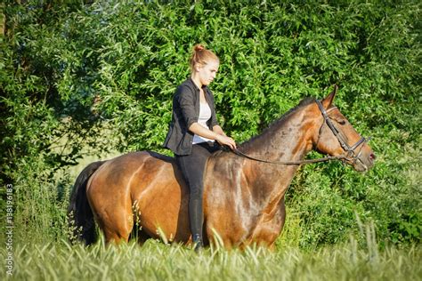 Freiheit Junge Frau Reitet Ohne Sattel Auf Ihrem Pferd In Der Natur Stock Foto Adobe Stock