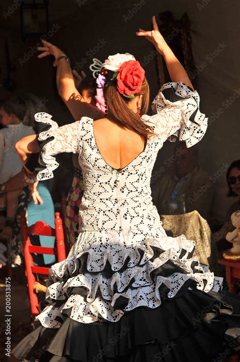 Baile Por Sevillanas Feria De Abril Mujeres Bailando En La Feria De Sevilla Fiesta En España