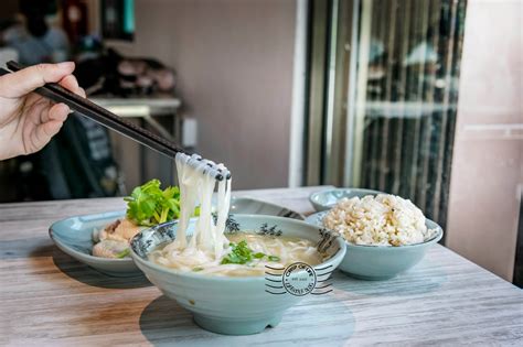 Chicken rice is a staple of ipoh, even sometimes having it referred to as ipoh chicken rice. Ipoh Oon Kee Taugeh Ayam 怡宝安记芽菜鸡 @ Lebuh Acheh, Georgetown ...