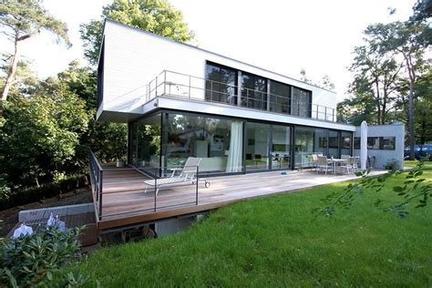 Darüber hinaus gibt es mittlerweile viele anbieter, die sich auf das bauen von günstigen häusern spezialisiert haben. Architekten: Thomas Beyer ArchitektenBauweise: UG/EG ...