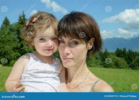Een Mooi Mamma Is Een Omhelzing Aan Haar Dochter Stock Afbeelding