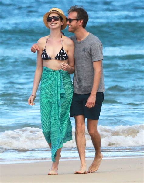 Anne Hathaway In A Bikini In Hawaii With Her Husband Popsugar Celebrity