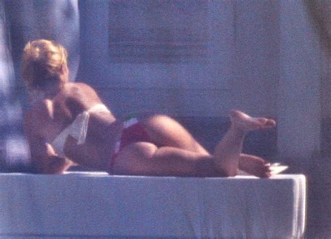 Shakira Exposes Her Gorgeous Butt While Sunbathing Thefappening Link