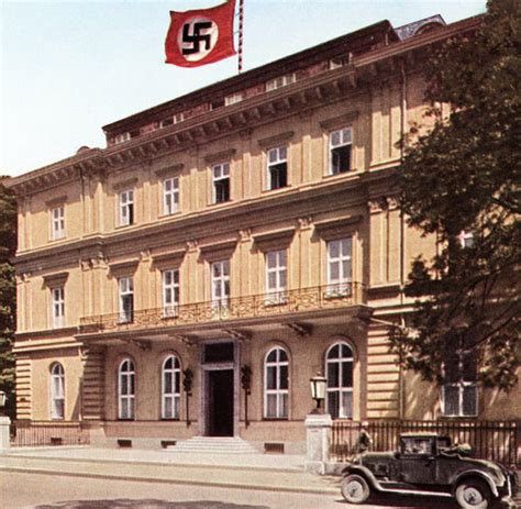 Hödicke beschenkt die pinakothek der moderne, das museum brandhorst und das lenbachhaus. München: Nazis stehlen bei "Judenaktion" 2000 Kunstwerke ...