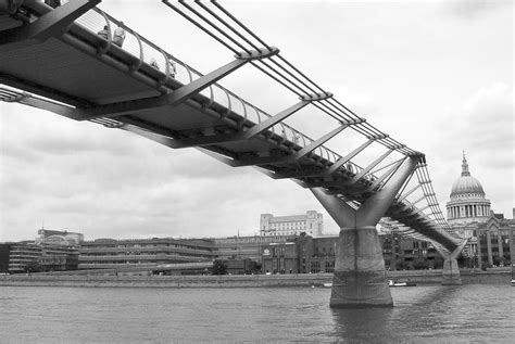 The Wobbly Bridge The Millennium Bridge Is A Landmark In L Flickr