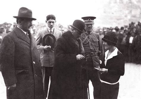 1 mekan gül bebe&genç mobilya dahil. Tevfik Bıyıklıoğlu ve Atatürk arasında, elinde fötr ...