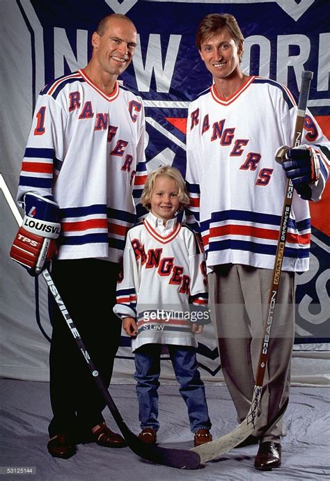 Gretzky With Mark Messier And Son Ty And Player Wayne Gretzky Hockey