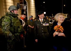 De collega's van de defensie materieel organisatie zijn nu volop aan de slag. Dutch Army Adopts Netherlands Fractal Pattern Camouflage ...