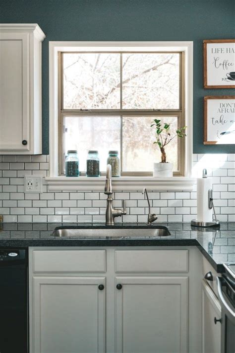This contemporary farmhouse kitchen manages to find the perfect blend of neutral yet contrasting colors. I'm obsessed with this farmhouse kitchen area. The ...