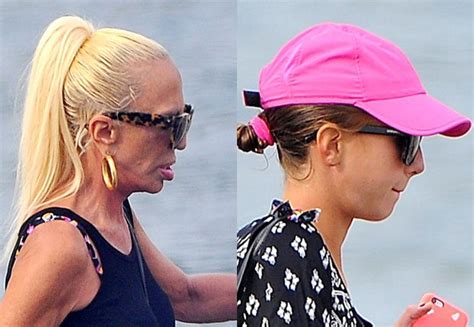 Aos Donatella Versace mostra corpo superbronzeado de biquíni Quem QUEM News