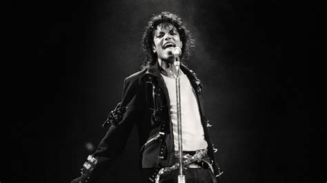 Michael Jackson Is Singing On Mic Hd Michael Jackson Wallpapers Hd