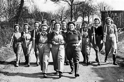 Wartime Land Girls Awarded For Their Work 60 Years On Daily Mail Online