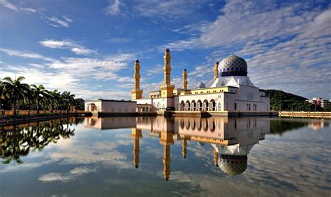 The design takes inspiration from nabawi mosque, the second holiest site in islam, with one blue and gold dome and four minarets. Pictures of Sabah | Bamboo Travel