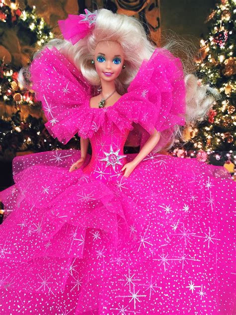 Happy Holidays Barbie 1990 In 2021 Barbie 1990 Vintage Barbie Clothes Holiday Barbie Dolls