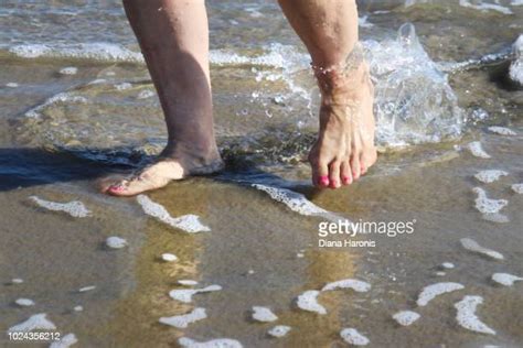 Dipping Toe In The Sea Photos Et Images De Collection Getty Images