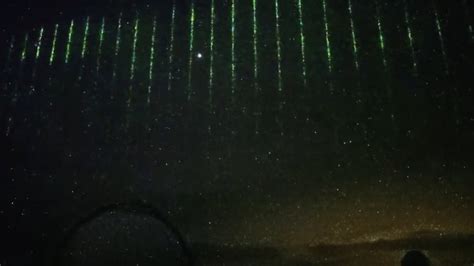 Mysteriöse Laserstrahlen am Nachthimmel über Hawaii