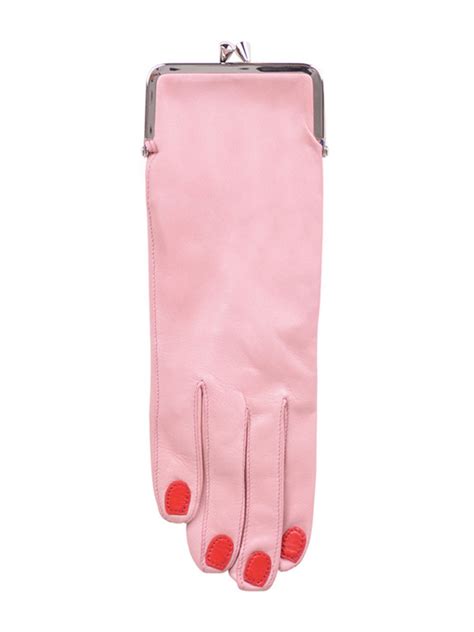 Nach massiver kritik gegen den menstruationshandschuh „pinky gloves verkündete investor ralf ralf dümmel mit einem „pinky glove. Welcome Companions Pink Glove Coin Purse | Garmentory