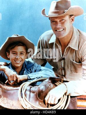 THE RIFLEMAN Chuck Connors Johnny Crawford Stock Photo Alamy