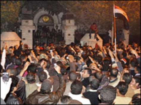 حمله معترضان به مقر اصلی پلیس مخفی مصر Bbc News فارسی