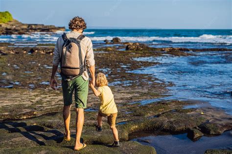 Padre E Hijo Están Caminando Por La Playa Cósmica De Bali Turistas De