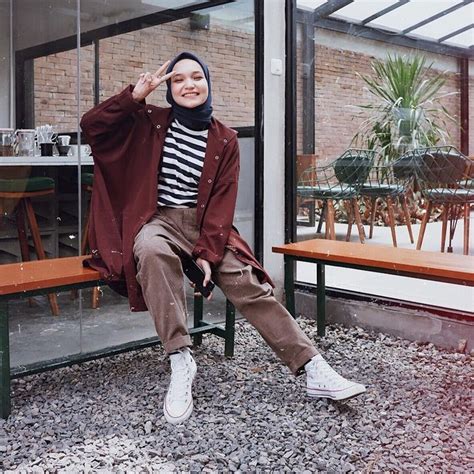 Tren Fashion Hijab 2019 Dengan Paduan Celana Corduroy Ala Selebgram Stylo