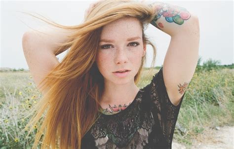 Обои Girl Grass Woman Model Tattoo Redhead Tattoos Hattie Watson Female Freckles Tats