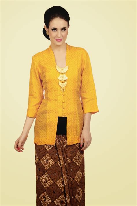 mimpi memakai kebaya